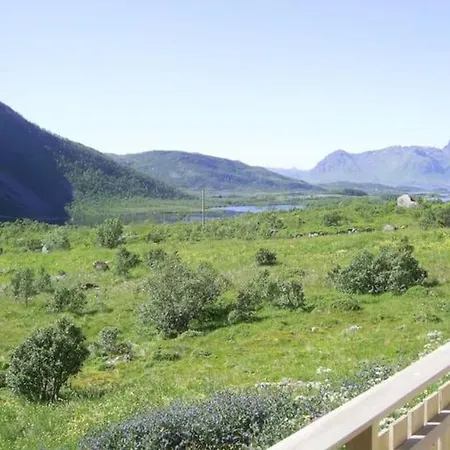 House In Quiet Vally, In The Middel Of Lofoten * Sundklakk