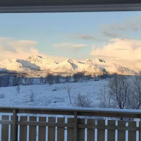 House In Quiet Vally, In The Middel Of Lofoten * Sundklakk