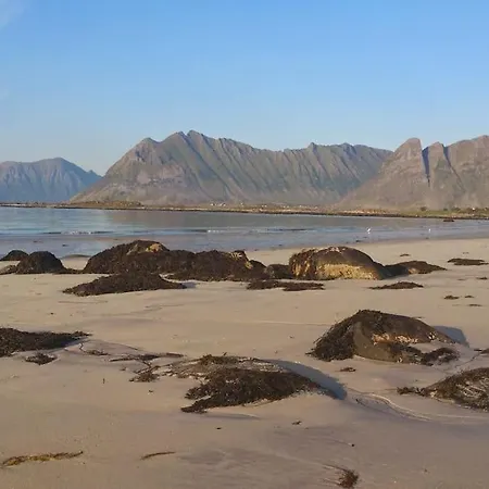 House In Quiet Vally, In The Middel Of Lofoten * Sundklakk